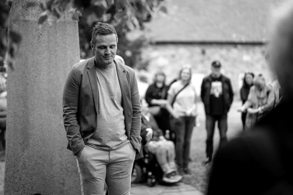 Arman Vestad ser ned mens han forteller