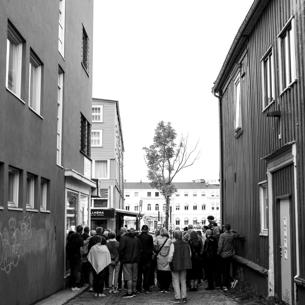 Smug i Trondheim sentrum der gruppen stopper