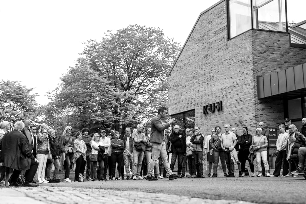Stor gruppe på vandring ved KUK i Trondheim